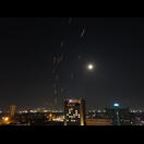 Heißluftballone zeichnen bei langer Belichtung Spuren in den Himmel